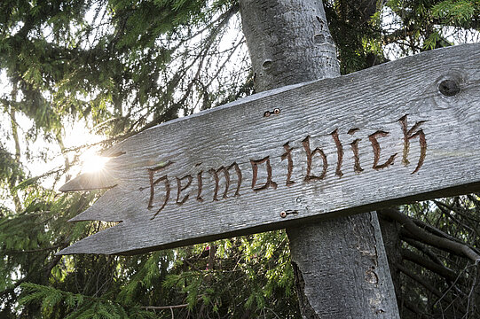 Holzschild mit dem Text "Heimatblick"