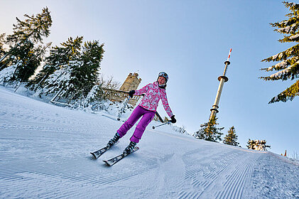Auf dem Foto ist eine Skifahrerin am Ochsenkopf zu sehen.
